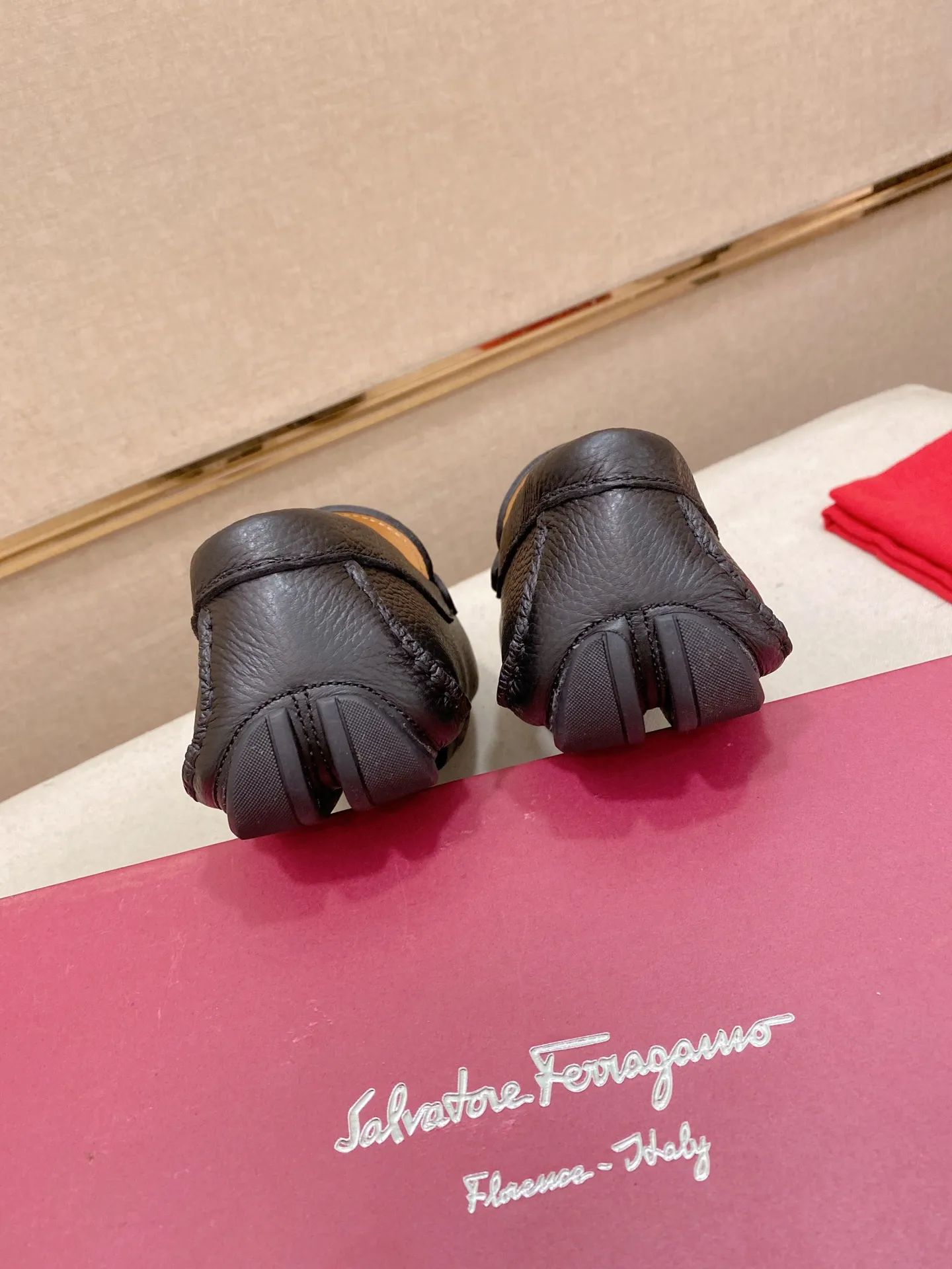 Factory price: 540💰High-end quality! Ferragamo🆕🆕Exclusive hot-selling products in stock🔥🔥New products on the shelves, high-quality Ferragamo men's pea shoes, high-end casual driving shoes, with complete packaging! 💪 💪 Material: imported first-layer cowhide 🐂 + imported high-quality water-dyed cowhide lining + wear-resistant outsole 👍🏻👍🏻 Features: high-end and comfortable, purely handmade 🚀 🚀 Create the perfect shoe that suits you best 🔥 🔥 Size: (38-44) 45 standard size can be customized!